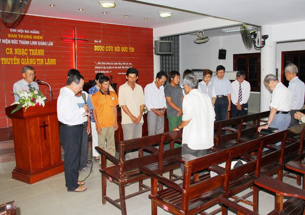 BAN TRUNG NI&Ecirc;N HỘI TH&Aacute;NH Đ&Agrave; NẴNG TRUYỀN GIẢNG TIN L&Agrave;NH.