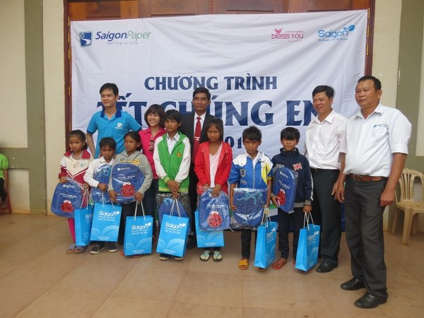 PHÁT QUÀ NHÂN NGÀY QUỐC TẾ THIẾU NHI