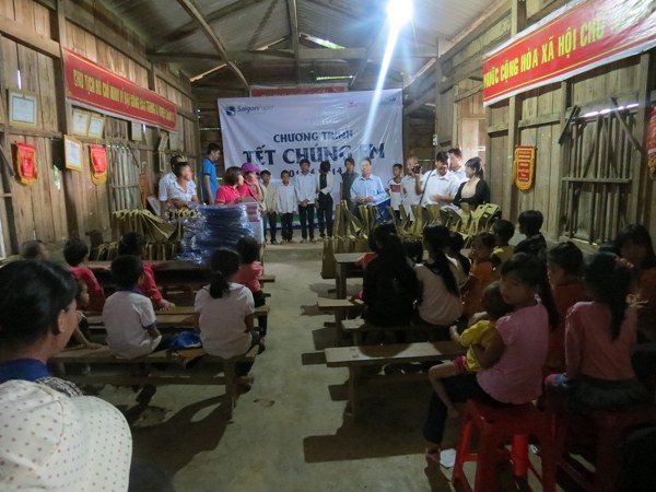 PHÁT QUÀ NHÂN NGÀY QUỐC TẾ THIẾU NHI
