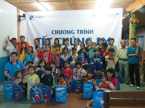 PHÁT QUÀ NHÂN NGÀY QUỐC TẾ THIẾU NHI