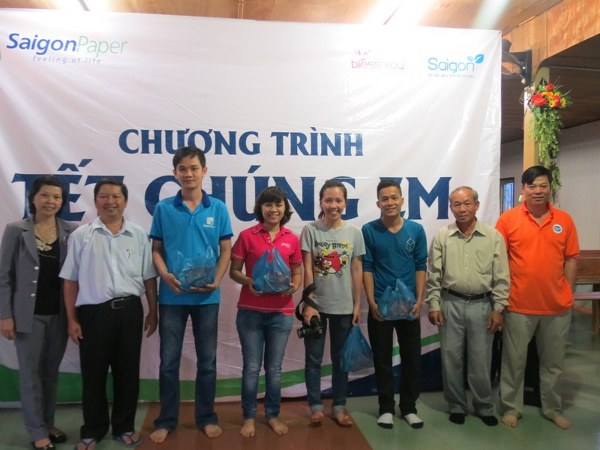 PHÁT QUÀ NHÂN NGÀY QUỐC TẾ THIẾU NHI