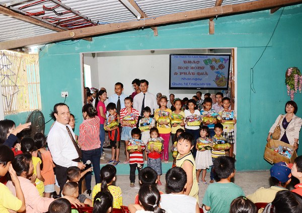 CHI HỘI NAM Ô - TP ĐÀ NẴNG TRAO HỌC BỔNG VÀ PHÁT QUÀ CHO THIẾU NHI.