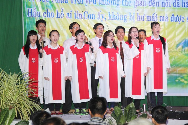 GẦN 700 NGƯỜI DỰ TRONG Đ&Ecirc;M TRUYỀN GIẢNG &ldquo;ƠN TRỜI&rdquo; TẠI QUẾ SƠN.