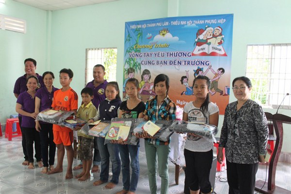 THIẾU NHI HT PHÚ LÂM VÀ CHƯƠNG TRÌNH “VÒNG TAY YÊU THƯƠNG”