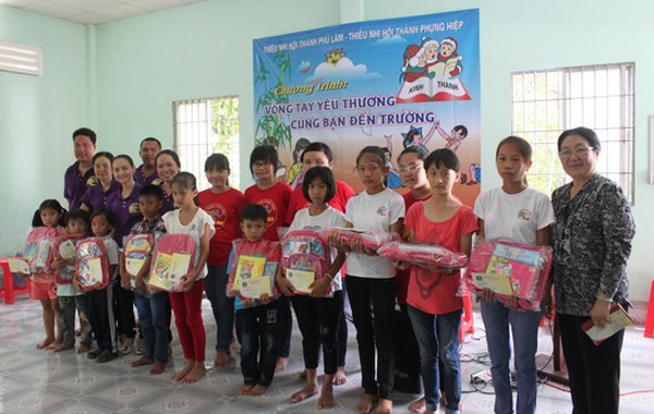 THIẾU NHI HT PHÚ LÂM VÀ CHƯƠNG TRÌNH “VÒNG TAY YÊU THƯƠNG”