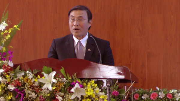 Ms L&ecirc; Ho&agrave;ng Ph&uacute;c UVTLH hướng dẫn nghi thức cung hiến.