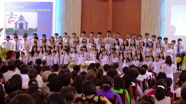 kh&aacute;nh th&agrave;nh nh&agrave; thờ Song Ph&uacute; Vĩnh Long