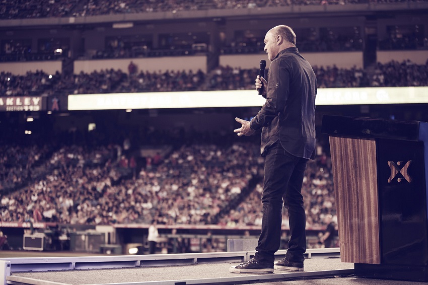 47.000 Người Tại Sự Kiện SoCal Harvest Nh&acirc;n Dịp Kỷ Niệm 25 Năm Chức Vụ Của Greg Laurie