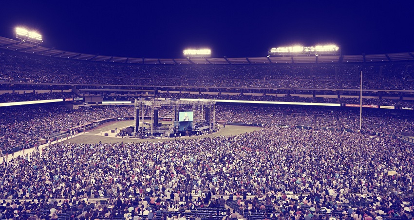 47.000 Người Tại Sự Kiện SoCal Harvest Nh&acirc;n Dịp Kỷ Niệm 25 Năm Chức Vụ Của Greg Laurie