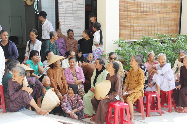 KH&Aacute;M V&Agrave; PH&Aacute;T THUỐC CHO NGƯỜI D&Acirc;N TẠI HỘI AN