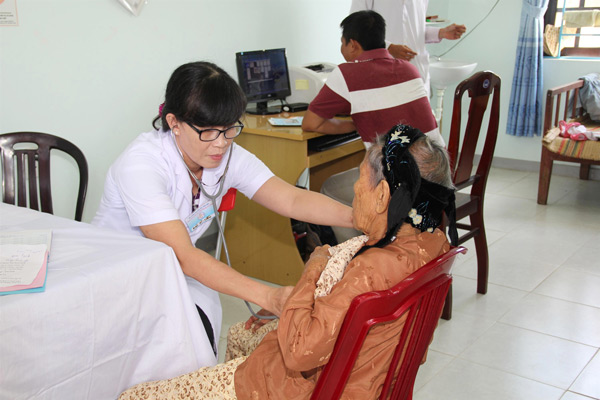 KH&Aacute;M V&Agrave; PH&Aacute;T THUỐC CHO NGƯỜI D&Acirc;N TẠI HỘI AN