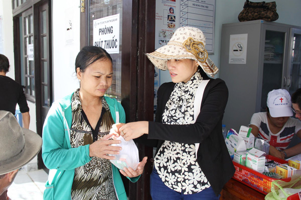 KH&Aacute;M V&Agrave; PH&Aacute;T THUỐC CHO NGƯỜI D&Acirc;N TẠI HỘI AN