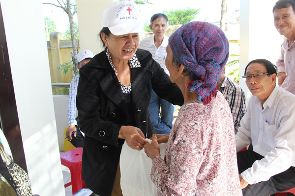 KH&Aacute;M V&Agrave; PH&Aacute;T THUỐC CHO NGƯỜI D&Acirc;N TẠI HỘI AN