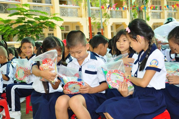 HỘI TH&Aacute;NH KẾ S&Aacute;CH VUI TRUNG THU VỚI THIẾU NHI QUA MỤC VỤ TIA S&Aacute;NG