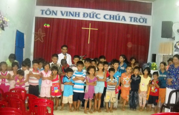 Giảng Tin l&agrave;nh cho thiếu nhi  m&ugrave;a Thu Trung tại Hội th&aacute;nh Long Kh&aacute;nh.