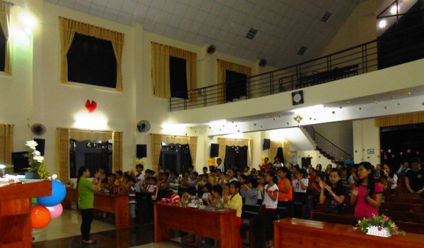 Giảng Tin l&agrave;nh cho thiếu nhi  m&ugrave;a Thu Trung tại Hội th&aacute;nh Long Kh&aacute;nh.