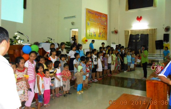 Giảng Tin l&agrave;nh cho thiếu nhi  m&ugrave;a Thu Trung tại Hội th&aacute;nh Long Kh&aacute;nh.