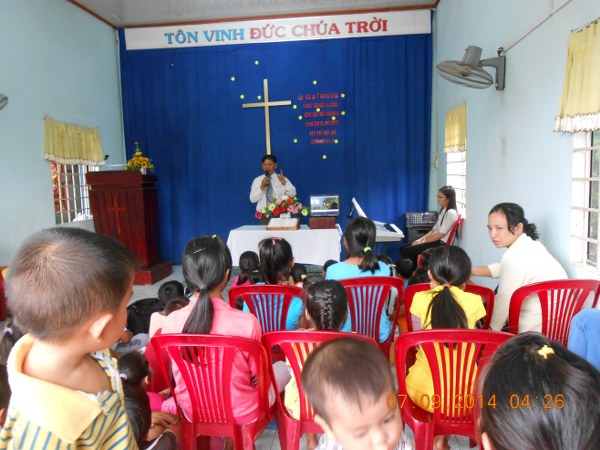 Giảng Tin l&agrave;nh cho thiếu nhi  m&ugrave;a Thu Trung tại Hội th&aacute;nh Long Kh&aacute;nh.