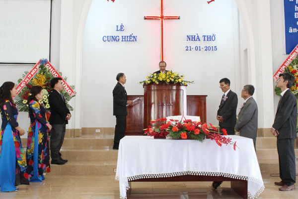 Mục sư Nguyễn Tờn cử h&agrave;nh nghi thức cung hiến.