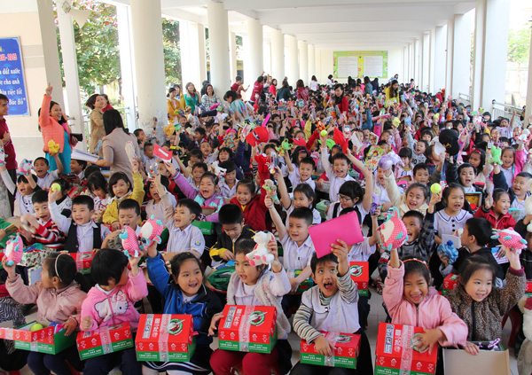 5.500 PHẦN QUÀ ĐƯỢC TẶNG CHO HỌC SINH TẠI TP. ĐÀ NẴNG