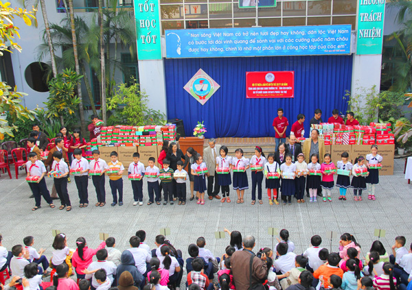 5.500 PHẦN QUÀ ĐƯỢC TẶNG CHO HỌC SINH TẠI TP. ĐÀ NẴNG