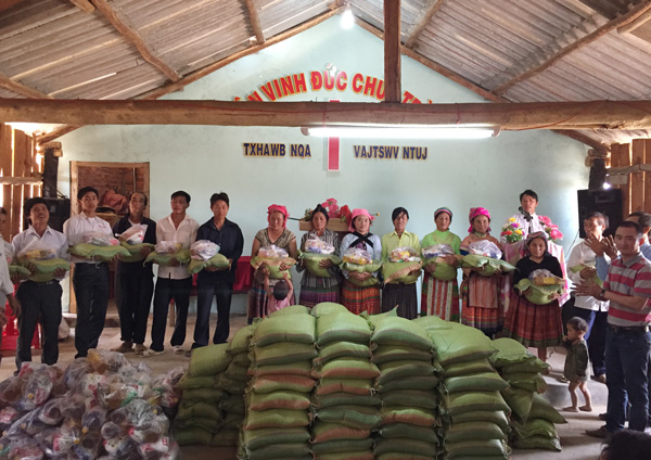 THĂM V&Agrave; TẶNG QU&Agrave; CHO T&Iacute;N HỮU H&rsquo;M&Ocirc;NG TẠI TỈNH ĐĂK LĂK