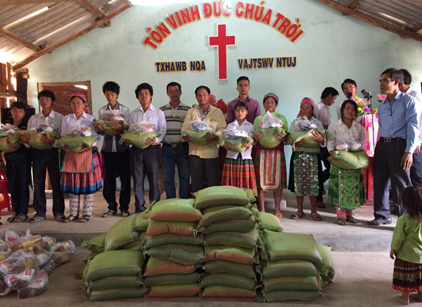 THĂM V&Agrave; TẶNG QU&Agrave; CHO T&Iacute;N HỮU H&rsquo;M&Ocirc;NG TẠI TỈNH ĐĂK LĂK