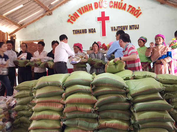 THĂM V&Agrave; TẶNG QU&Agrave; CHO T&Iacute;N HỮU H&rsquo;M&Ocirc;NG TẠI TỈNH ĐĂK LĂK