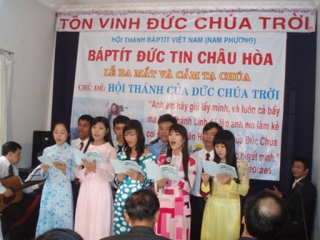 Thanh_nien_HT_Baptit_Ba_Ngoi_ton_vinh_Chua_e