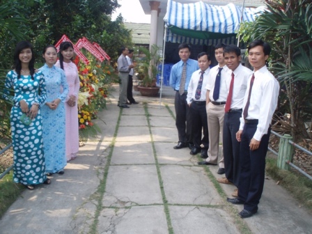 Thanh_nien_chao_don_quan_khach_e