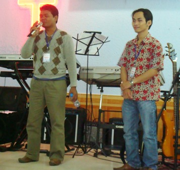 Muc_su_Vuong_Duy_cung_anh_Ha-Ghim_giai_dap_thac_mac