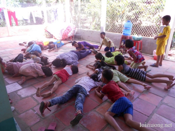 C&aacute;c em nhỏ c&ugrave;ng chơi tr&ograve; chơi