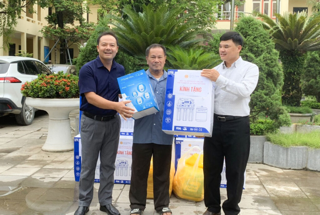Trao Tặng Máy Lọc Nước Cho Các Hộ Dân Gặp Hoàn Cảnh Khó Khăn Tại 16 Huyện, Thị Xã Trên Địa Bàn Hà Nội