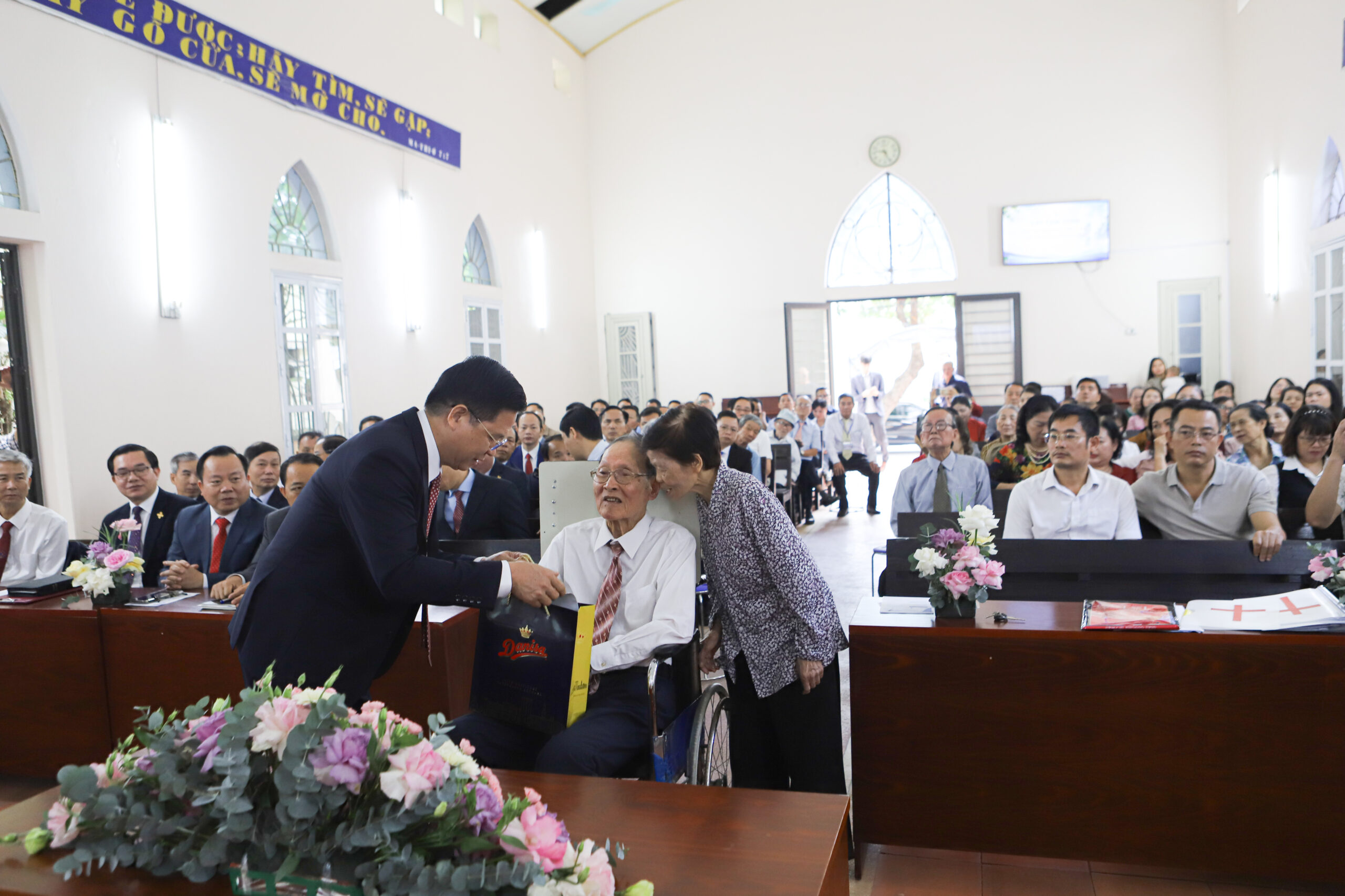 HỘI THÁNH TIN LÀNH HẢI DƯƠNG: TRI ÂN MỤC SƯ VŨ HÙNG CƯỜNG SAU 33 NĂM PHỤC VỤ